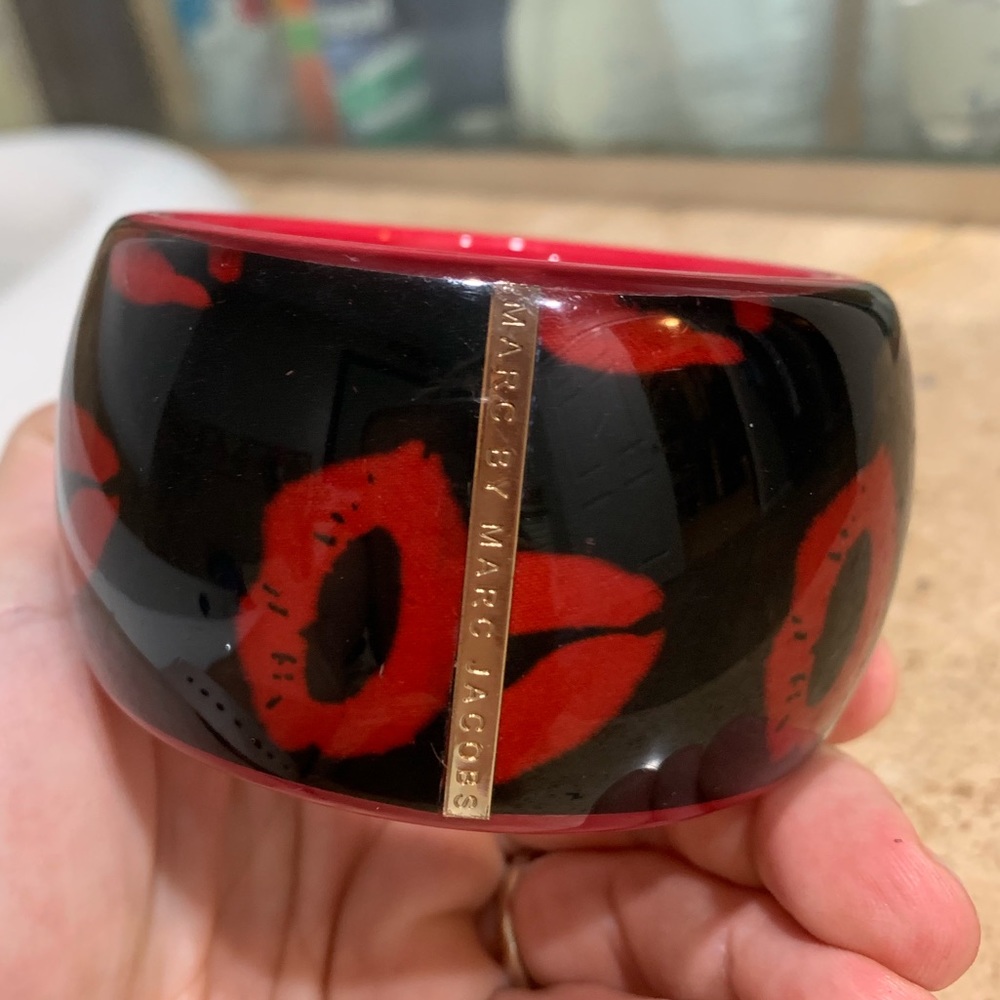 MARC BY MARC JACOBS kisses bangle